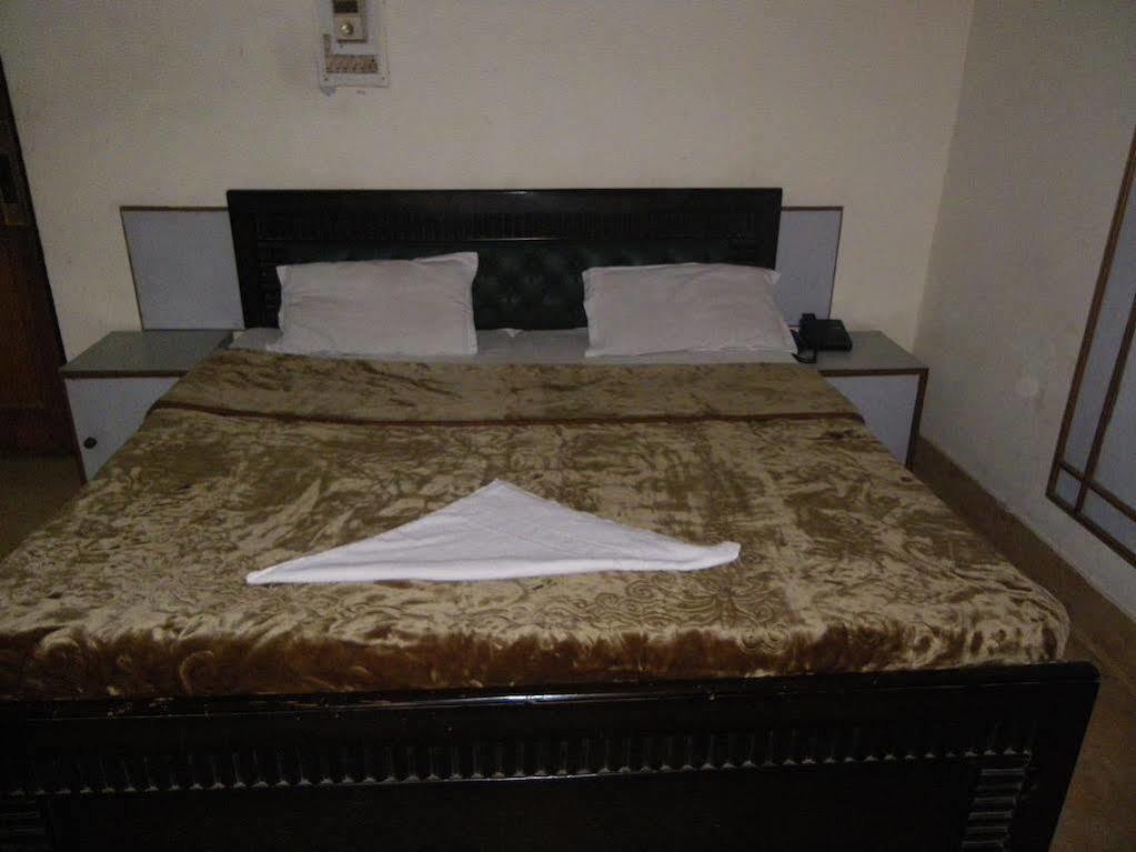 Hotel Grand City Srīnagar Buitenkant foto